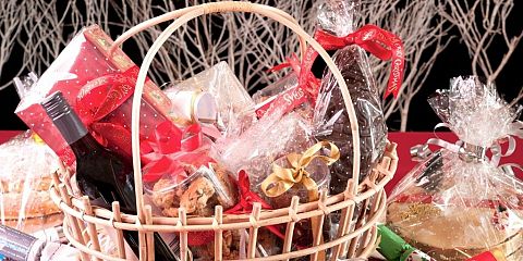 Escasez de productos y subida de precios en los almacenes que elaboran las cestas de navidad  