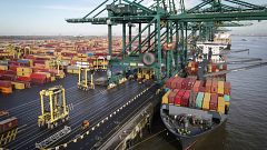 El puerto de Amberes no se libra del atasco en el comercio mundial: solo el 30 % de los barcos llegan a tiempo