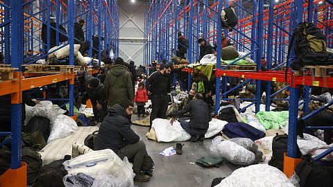 Bielorrusia traslada a los migrantes atrapados en la frontera a naves industriales