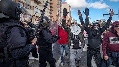 Los disturbios con la policía eclipsan una marcha pacífica en la octava jornada de huelga del metal en Cádiz