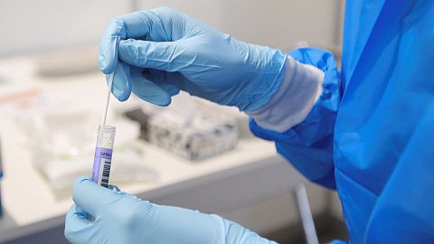 Estudian si ómicron podría cambiar las vacunas 