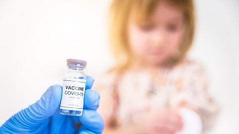 Las comunidades autónomas empiezan a decidir como vacunar frente al coronavirus a los más pequeños 
