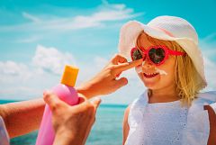 Los especialistas recomiendan proteger a los niños de la radiación solar con gafas de sol