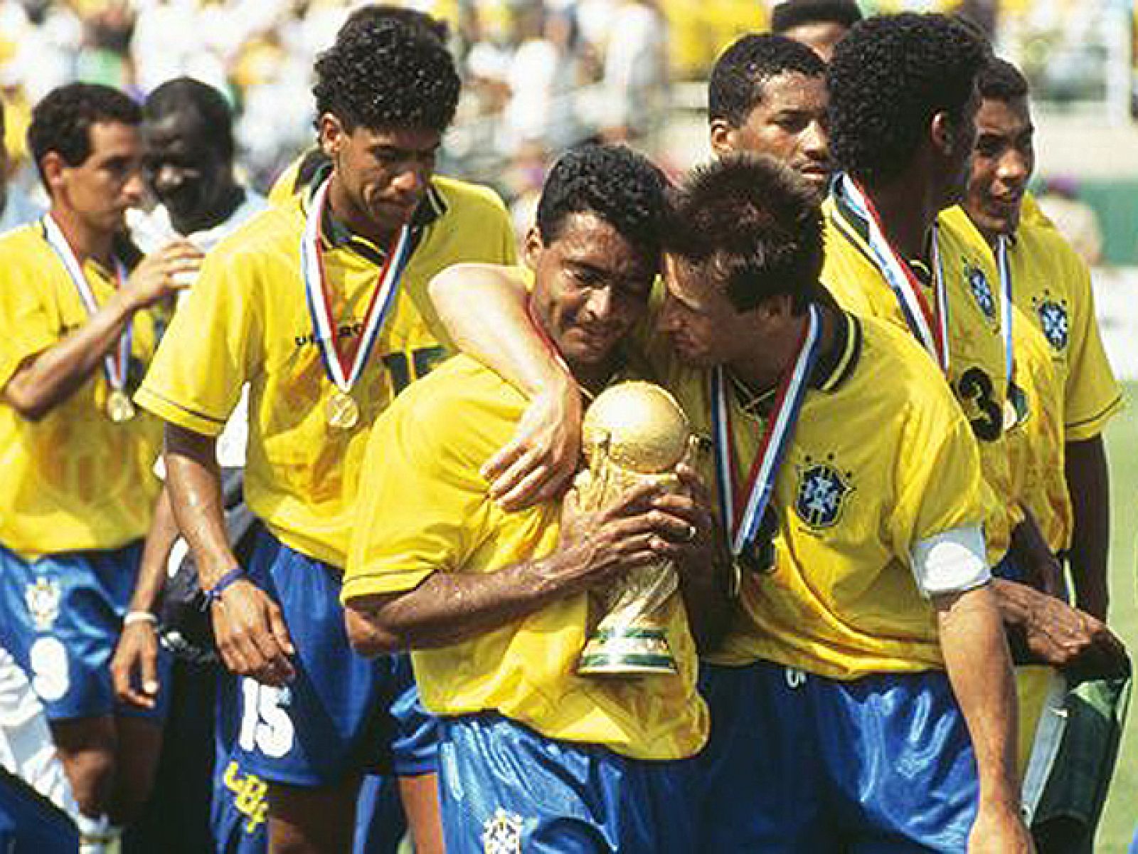 La selección capitaneada por Dunga y con Romario y Bebeto como estiletes, se adjudicó el Mundial en la tanda de penaltis contra italia. Los italianos, (verdugos de España) entrenados por Sachi llegaron a la final gracias a la gran actuación de Baresi