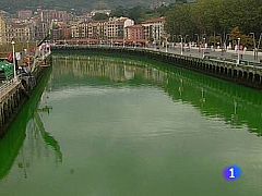 El río Nervión completamente verde