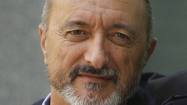 En días como hoy - Arturo Pérez-Reverte: \"Alatriste también me está escribiendo a mí, envejecemos juntos\" | Escuchar