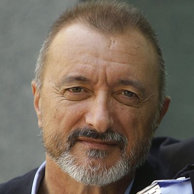 En días como hoy - Arturo Pérez-Reverte: \"Alatriste también me está escribiendo a mí, envejecemos juntos\" | Escuchar