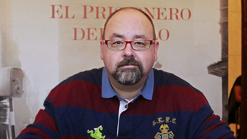 En días como hoy - Carlos Ruiz Zafón publica la tercera entraga de su exitosa saga - Escuchar ahora