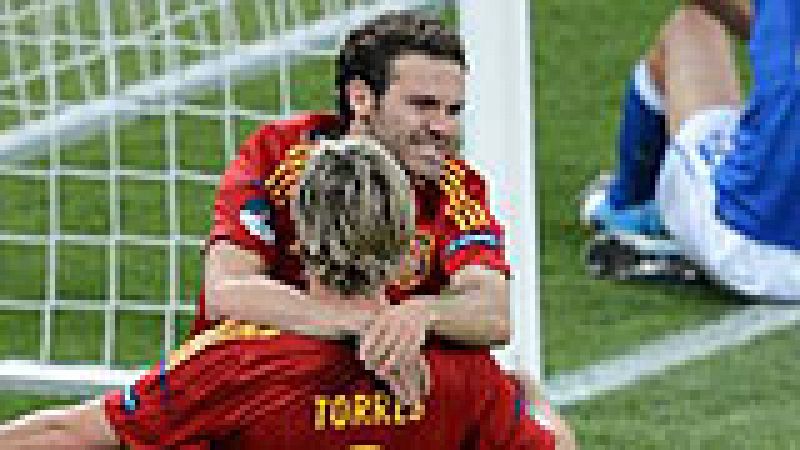 Mata empuja para anotar el 4-0 en la final de la Eurocopa entre España e Italia