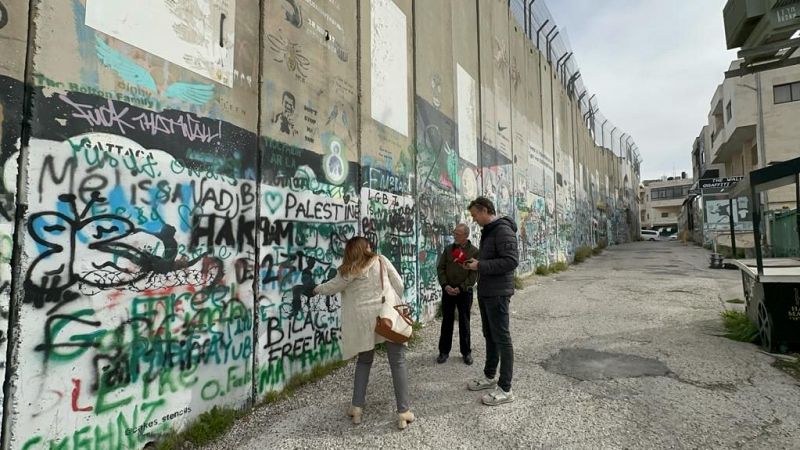 La vida frente al muro que divide Cisjordania | Escuchar
