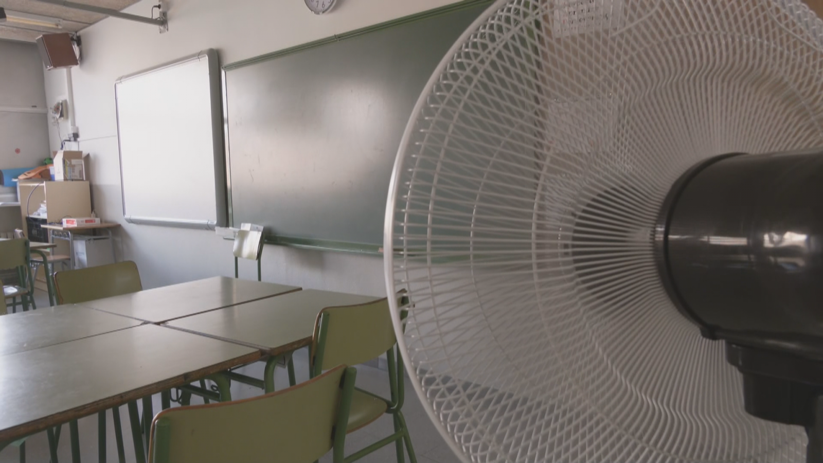Barcelona començarà a climatitzar aquest estiu 24 centres educatius