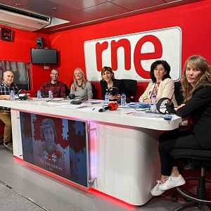 Por tres razones - Por tres razones - FITUR: París 2024, volcanes en Islandia y grandes viajes - Escuchar ahora