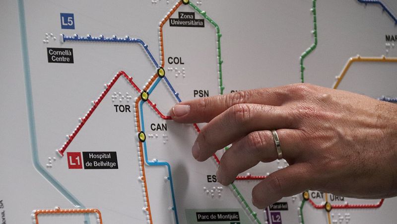 El metro de Barcelona estrena un mapa tàctil dirigit a persones cegues