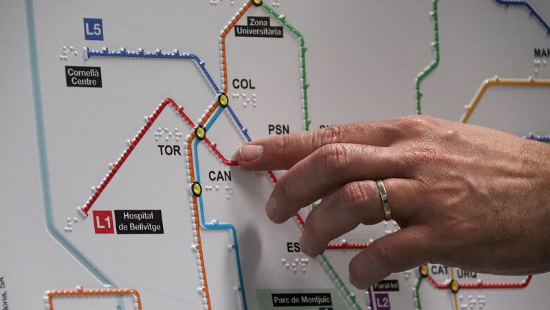 El metro de Barcelona estrena un mapa tàctil dirigit a persones cegues | Escuchar