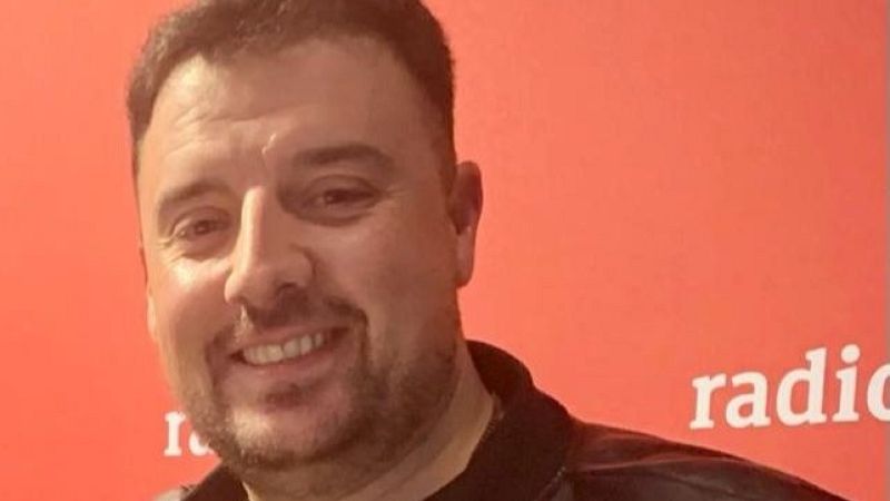 Metr�poli - Aaron Carmona, veu del grup de rumba 'Revoluci�n' - Escoltar ara