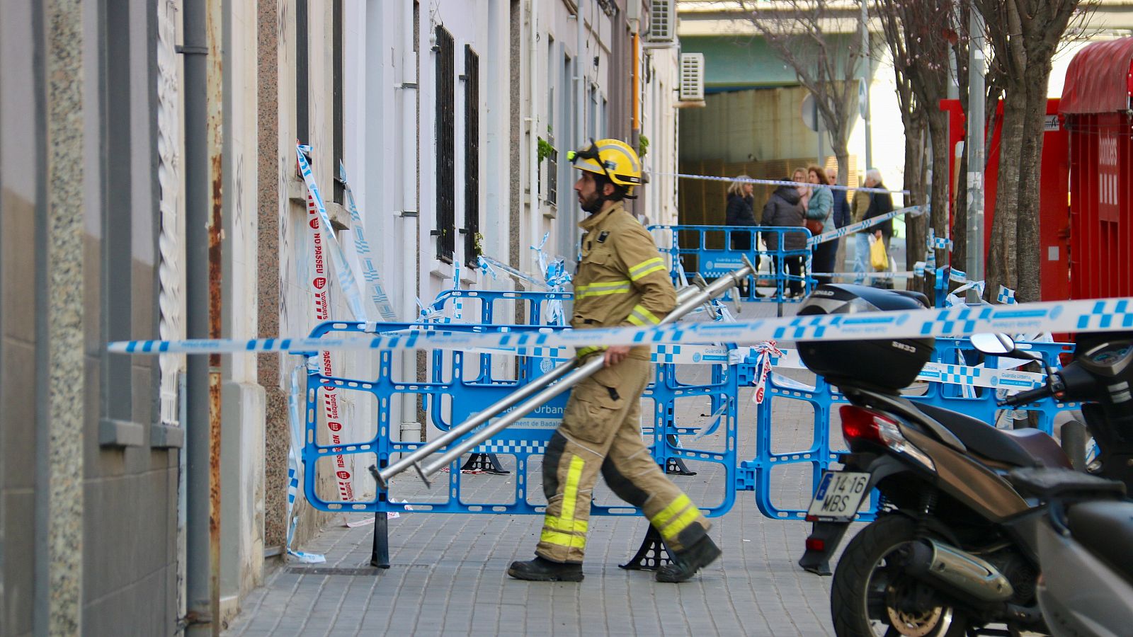 Desallotgen a Badalona un quart bloc per l'aparició d'esquerdes