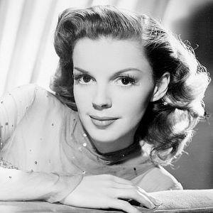 Diosas y rebeldes - Diosas y rebeldes - Judy Garland, del éxito a la tragedia - Escuchar ahora