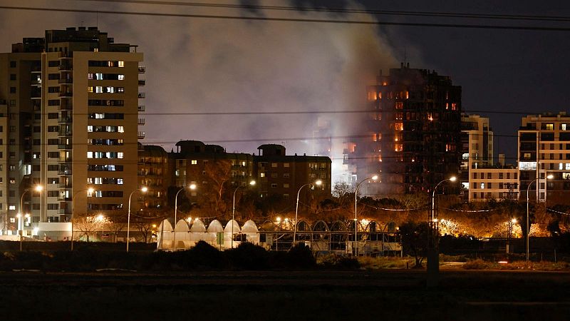 24 horas - El edificio de Valencia está revestido de poliuretano, un material "muy inflamable"