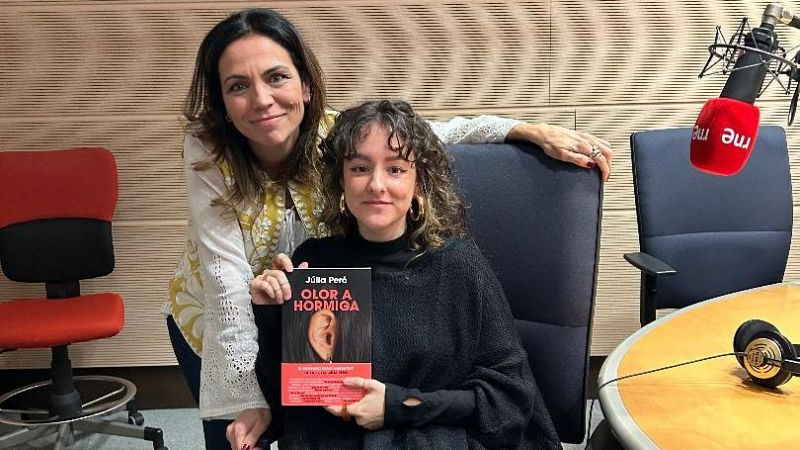 Libros de arena - Júlia Peró y 'Olor a hormiga' - Escuchar ahora