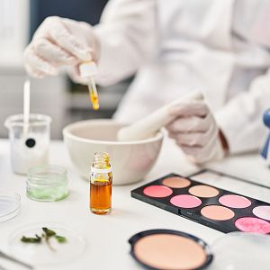 Historia y ciencia por un tubo - Historia y ciencia por un tubo - ¿Qué sustancias químicas se utilizan para fabricar cosméticos? - 12/03/24 - Escuchar ahora