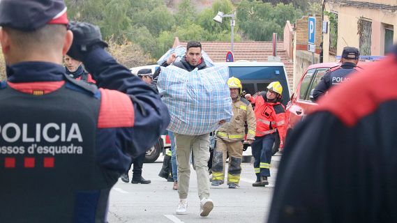 Els Bombers intenten fer fora els ltims veins de l'edifici desallotjat a Esplugues