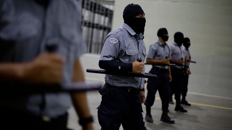 Cinco continentes - Dos años del régimen antipandillas de Bukele en El Salvador - Escuchar ahora