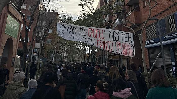 Manifestaci a Esplugues contra el desallotjament de l'edifici 'El Barco'