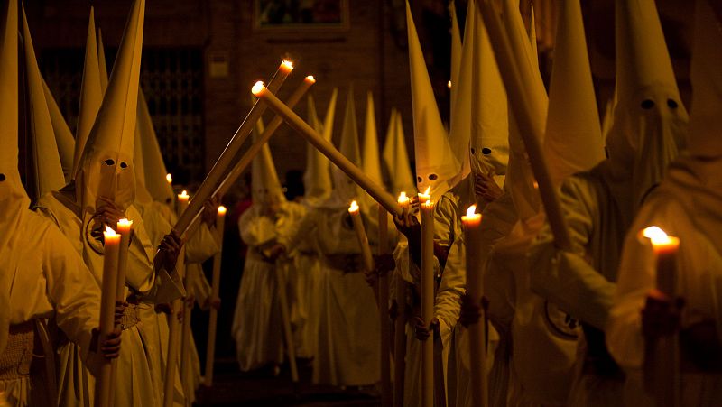 English Language Broadcast - 'No KKK, Spanish Tradition': The History of Holy Week Hoods - 28/03/24 - escuchar ahora