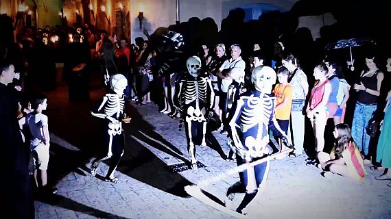 Els esquelets tornen a desfilar a la dansa de la mort de Verges