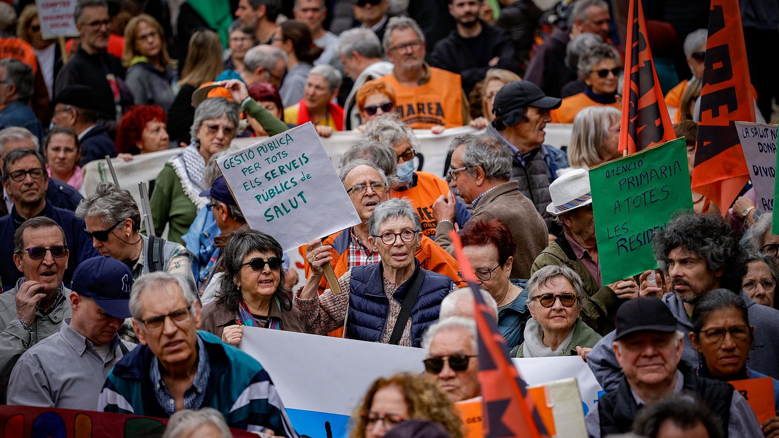 Milers de persones reclamen a Barcelona una sanitat pública digna i amb recursos