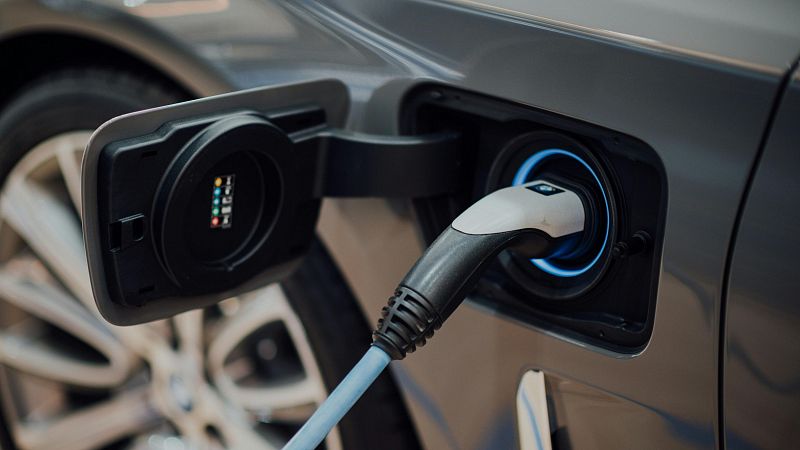 Por tres razones - ¿Compensa comprar un coche eléctrico? - Escuchar ahora