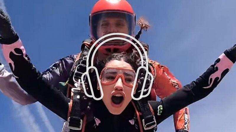 Els udios del dia: pillen a Lola Lolita saltant en paracaigudes