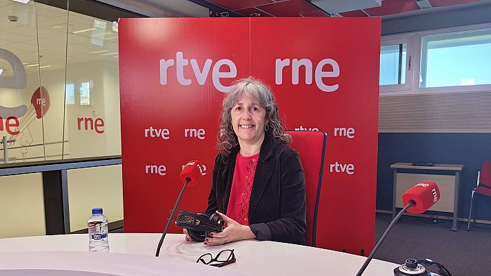 Las Mañanas de RNE con Íñigo Alfonso - Constela: \"La revolución de los claveles tuvo momentos mágicos\" - Escuchar ahora