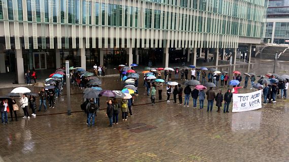 Funcionaris de presons protesten davant de Justícia contra l’acord laboral