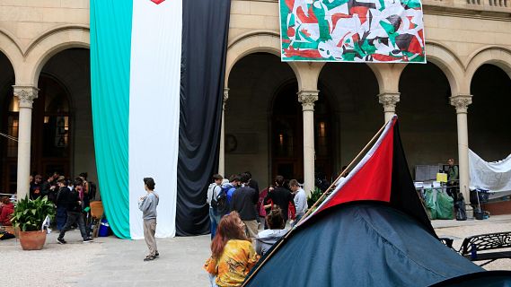 Cap incidncia a causa de l'acampada a la UB en el collegi electoral