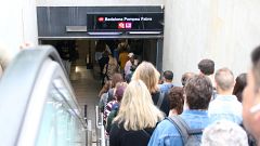 Manca de personal per informar i distribuir els usuaris a l'estació de Badalona