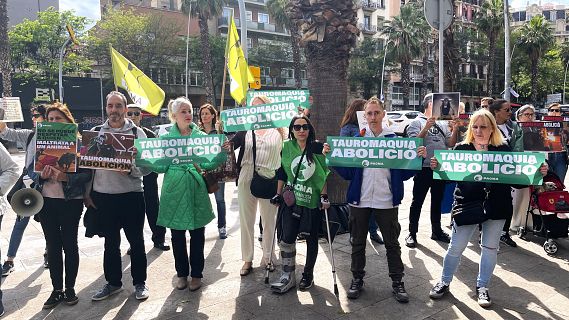 Protesta davant la Monumental de Barcelona contra la festa pel Dia Internacional de la Tauromquia
