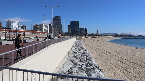 Reobre la platja de la Nova Mar Bella de Barcelona desprs del temporal del novembre