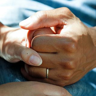 Pros y contras de que familiares pernocten en el hospital