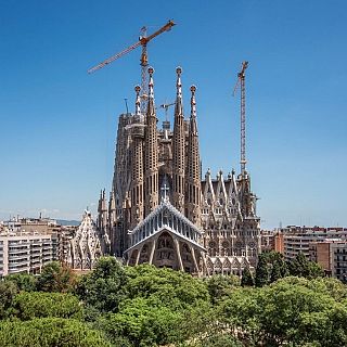 Nadons bilingües, Sagrada Família i tertúlia