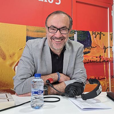 No es un día cualquiera- \"Un libro bajo el brazo\": recomendaciones para no perderse en la Feria del Libro de Madrid- Escuchar ahora