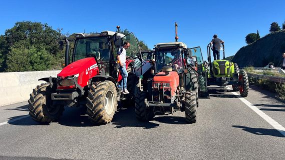 150 tractors, convocats per Revolta Pagesa, tallen l'AP-7 a La Jonquera