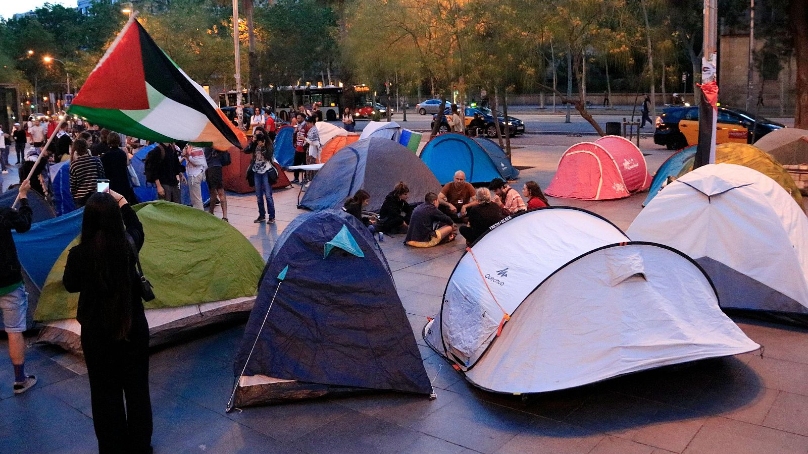 Desallotgen activistes propalestins acampats a la plaça Universitat | Helena Oset