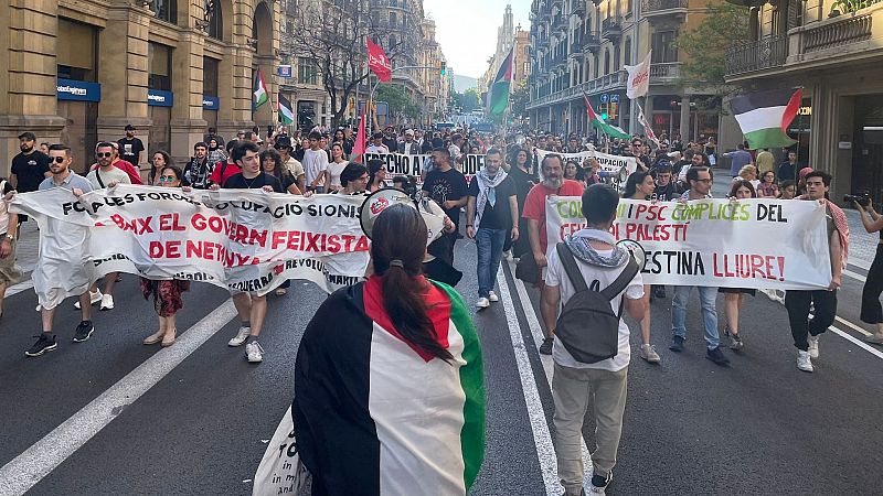 Manifestació propalestina a Barcelona pel desallotjament de l'acampada a Universitat | Helena Oset