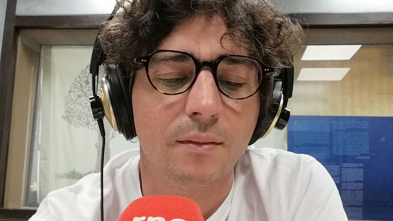 Juan Antonio Bernier en Oh, Poetry con Miles in bello