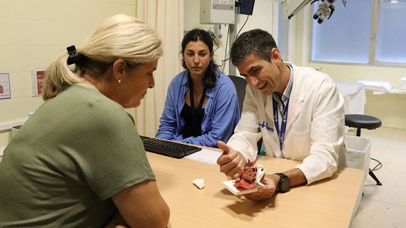 L'Hospital de Vall d'Hebron opera un tumor al paladar tou que evita la incisió al coll i preserva els sentits