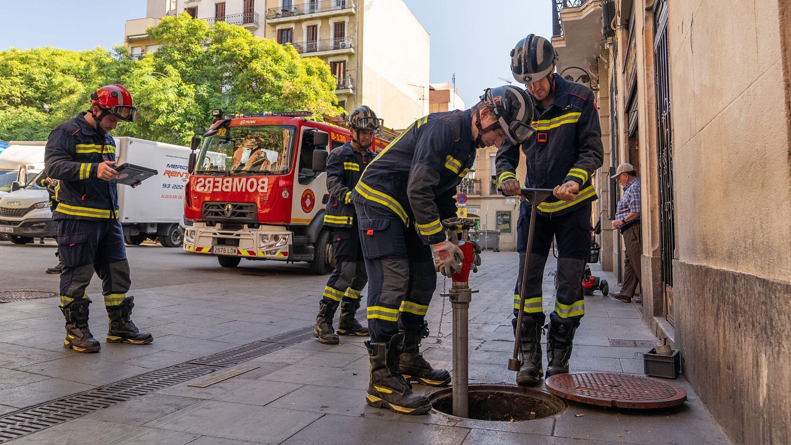 Els Bombers de Barcelona fan tasques de prevenció prèvies a la festa major de Gràcia | Informa: Lourdes Gata