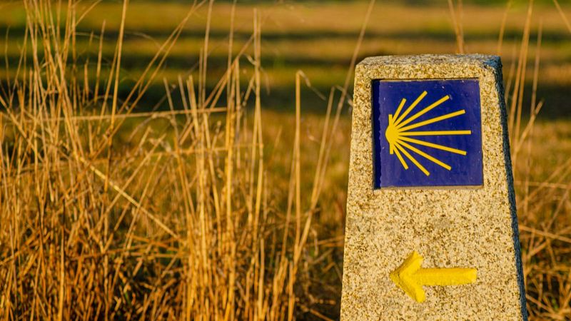 Elías Valiña y las flechas amarillas del Camino de Santiago