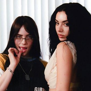 Charli XCX con Billie Eilish, Oais y Miss Kaninna