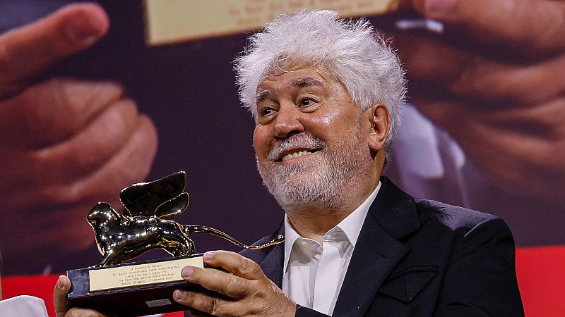 Especial informativo en Radio 5 - Pedro Almodóvar hace historia: 'La habitación de al lado' se lleva el León de Oro en Venecia - Escuchar ahora